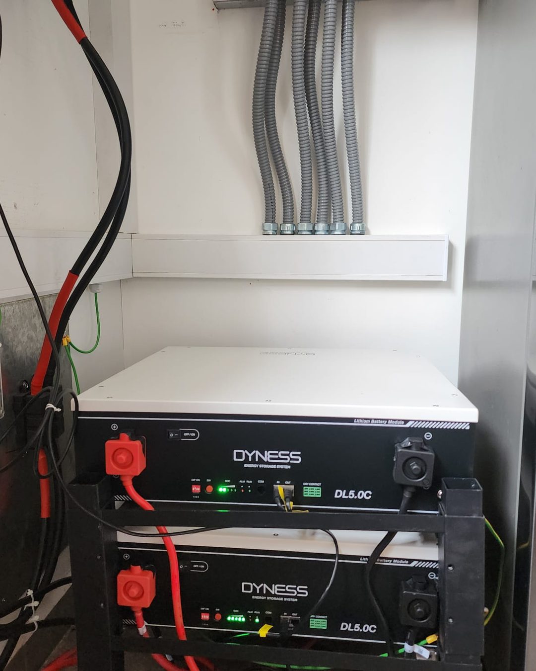On-Grid, Off-Grid e Híbrido: ¿Cuál sistema solar necesitas? Baterías de litio Dyness instaladas por Ingeniería Galopa