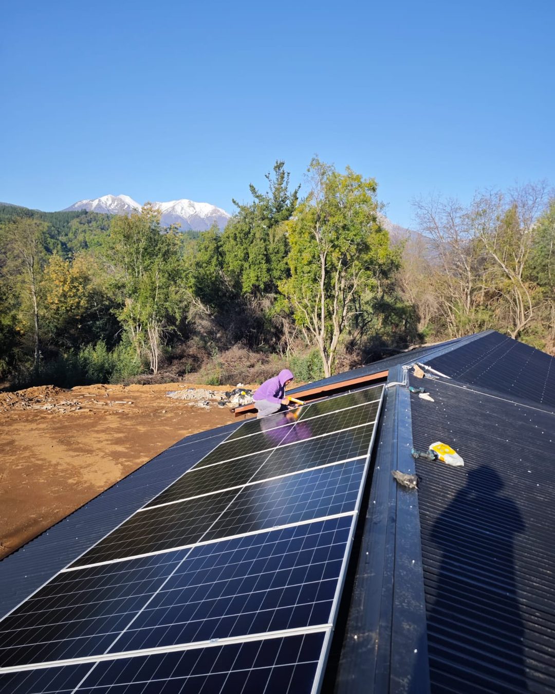 Instalación de paneles solares en techumbre de parcela