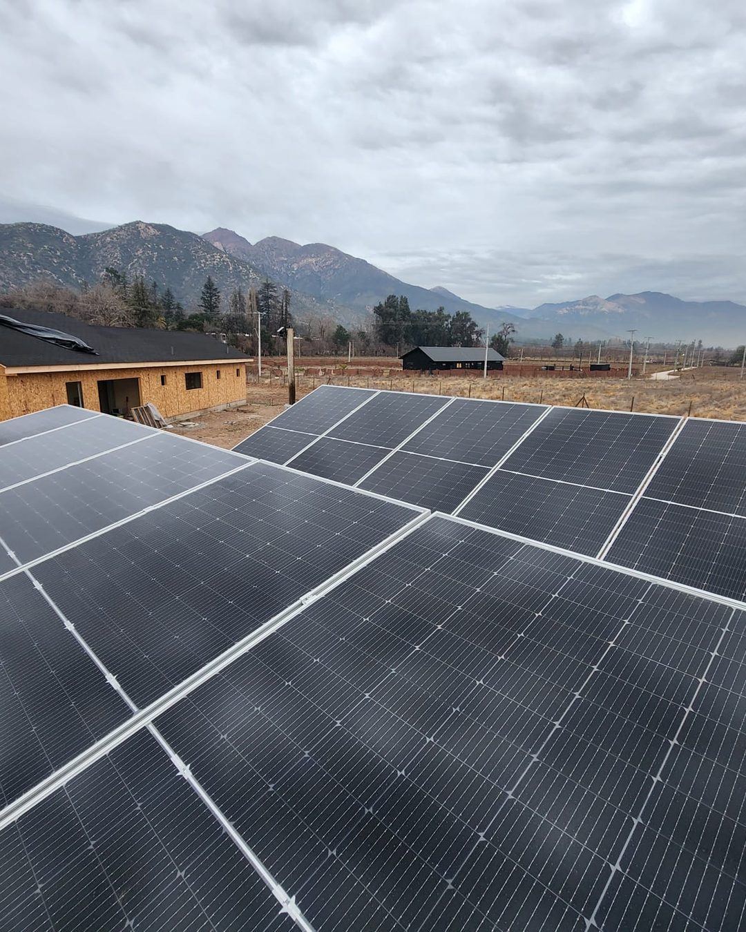 Paneles solares con vista a la cordillera