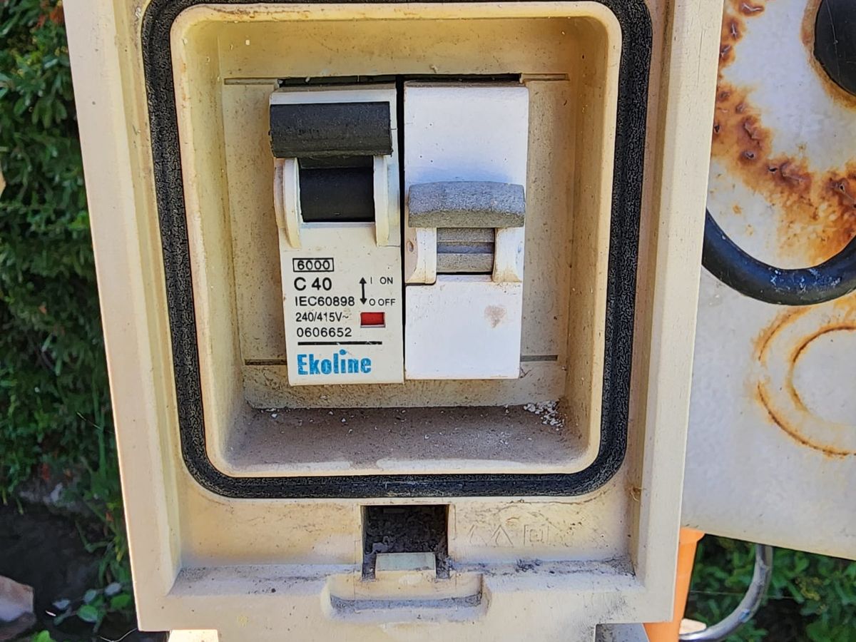 Tablero eléctrico antiguo antes de la normalización