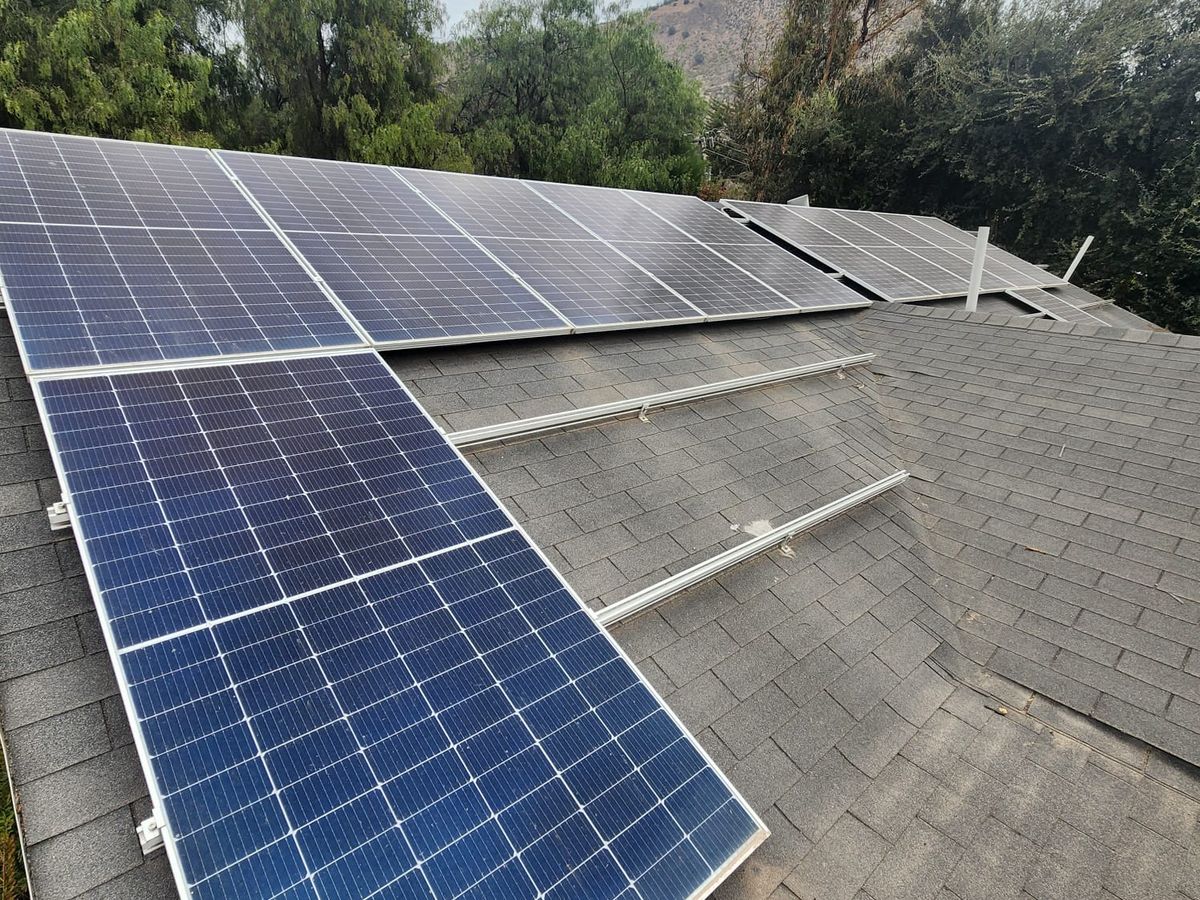 Montaje de paneles solares en techumbre