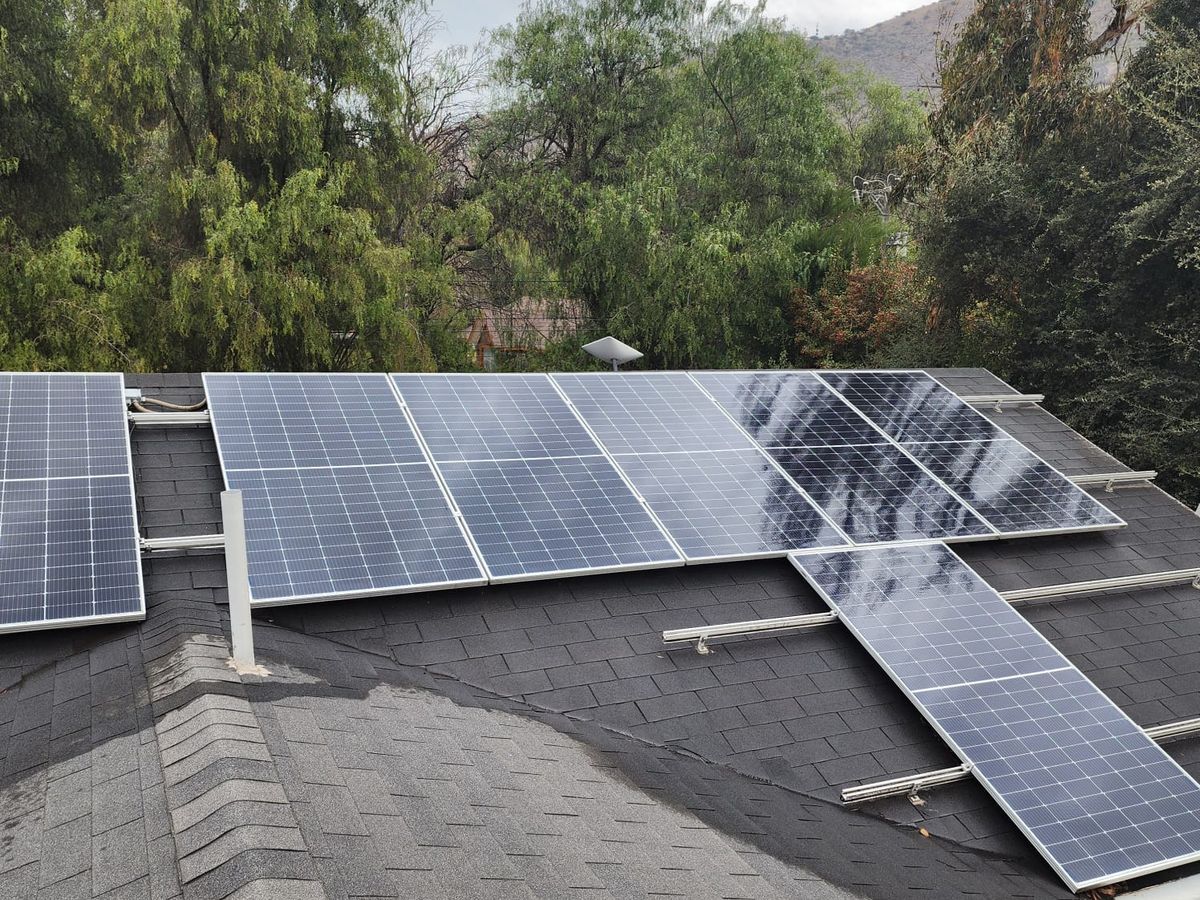Paneles solares sobre techo de teja asfáltica en Pirque
