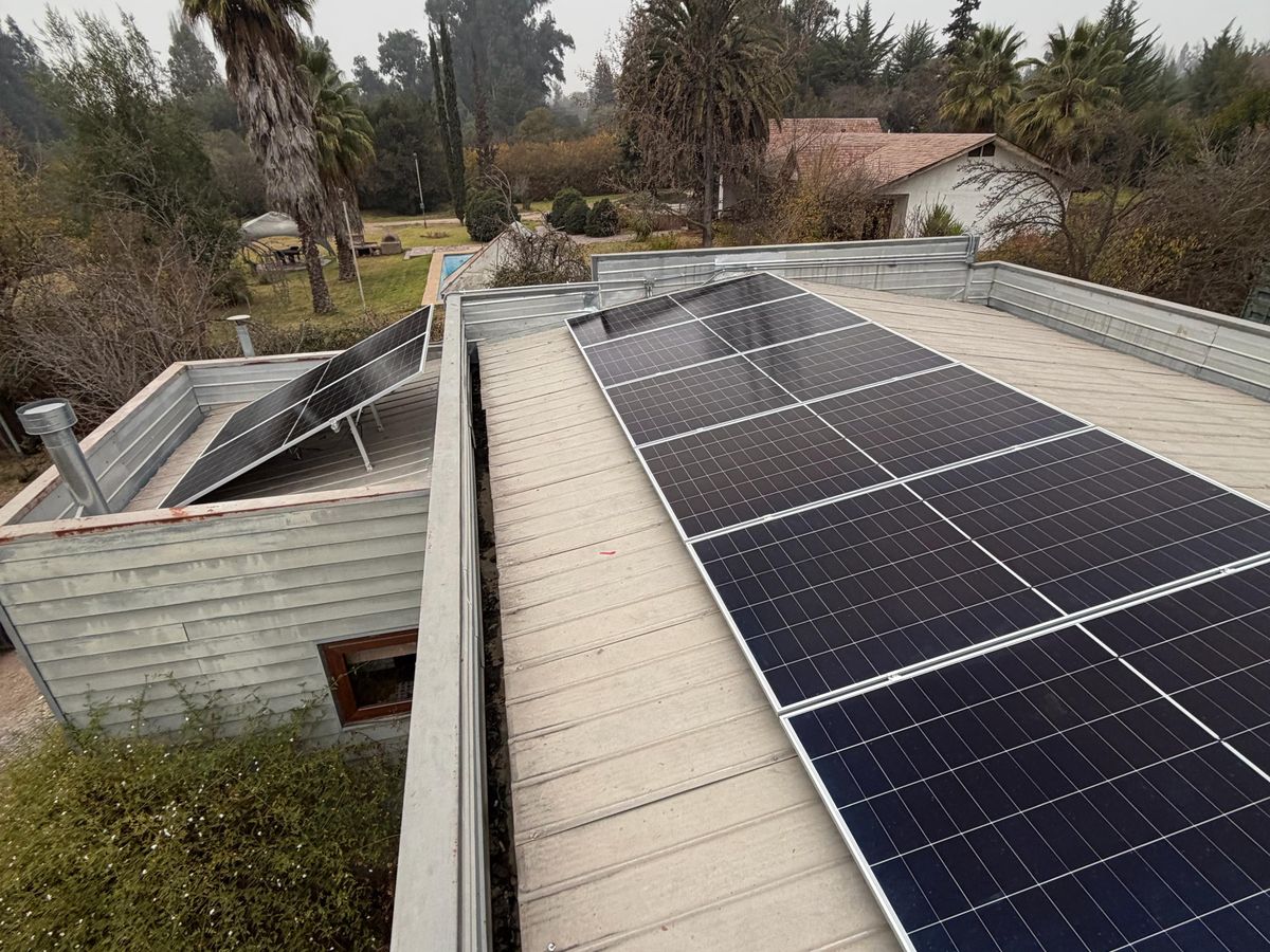 Sistema fotovoltaico en vivienda de parcela en Pirque