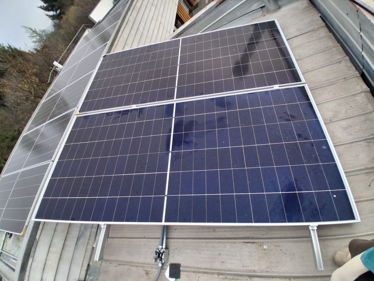 Paneles solares sobre techumbre metálica