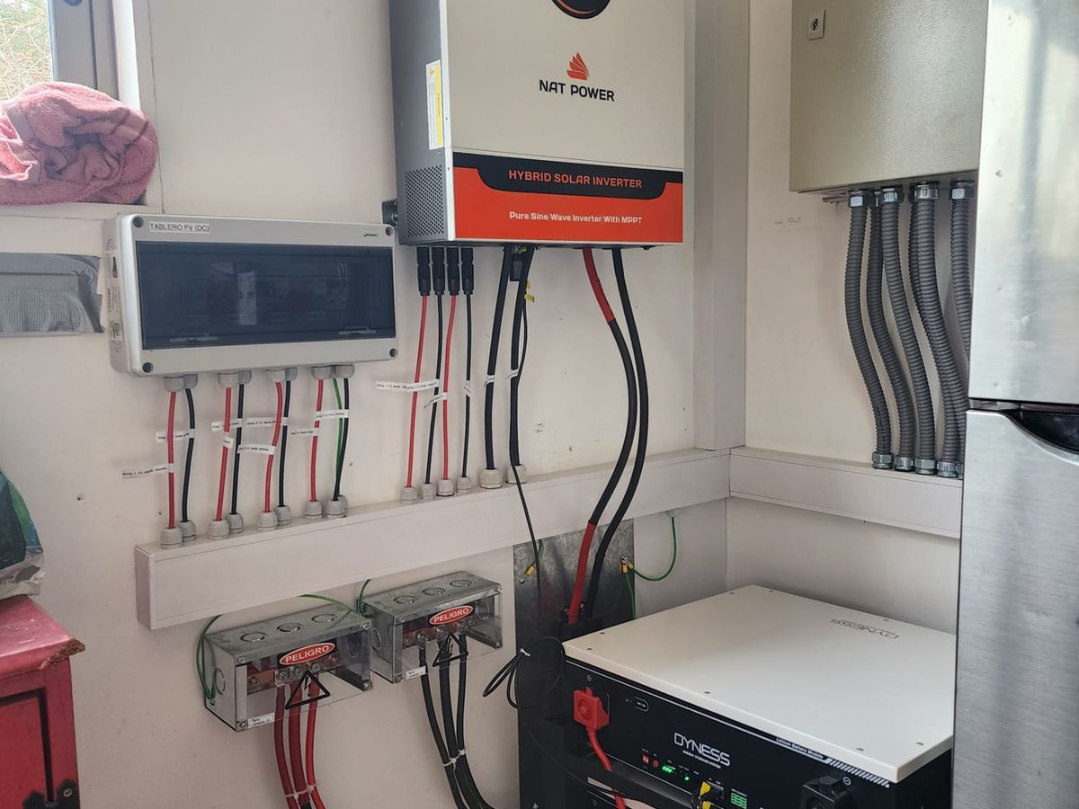 Sala de equipos con inversor NatPower y tablero de protecciones en Pirque