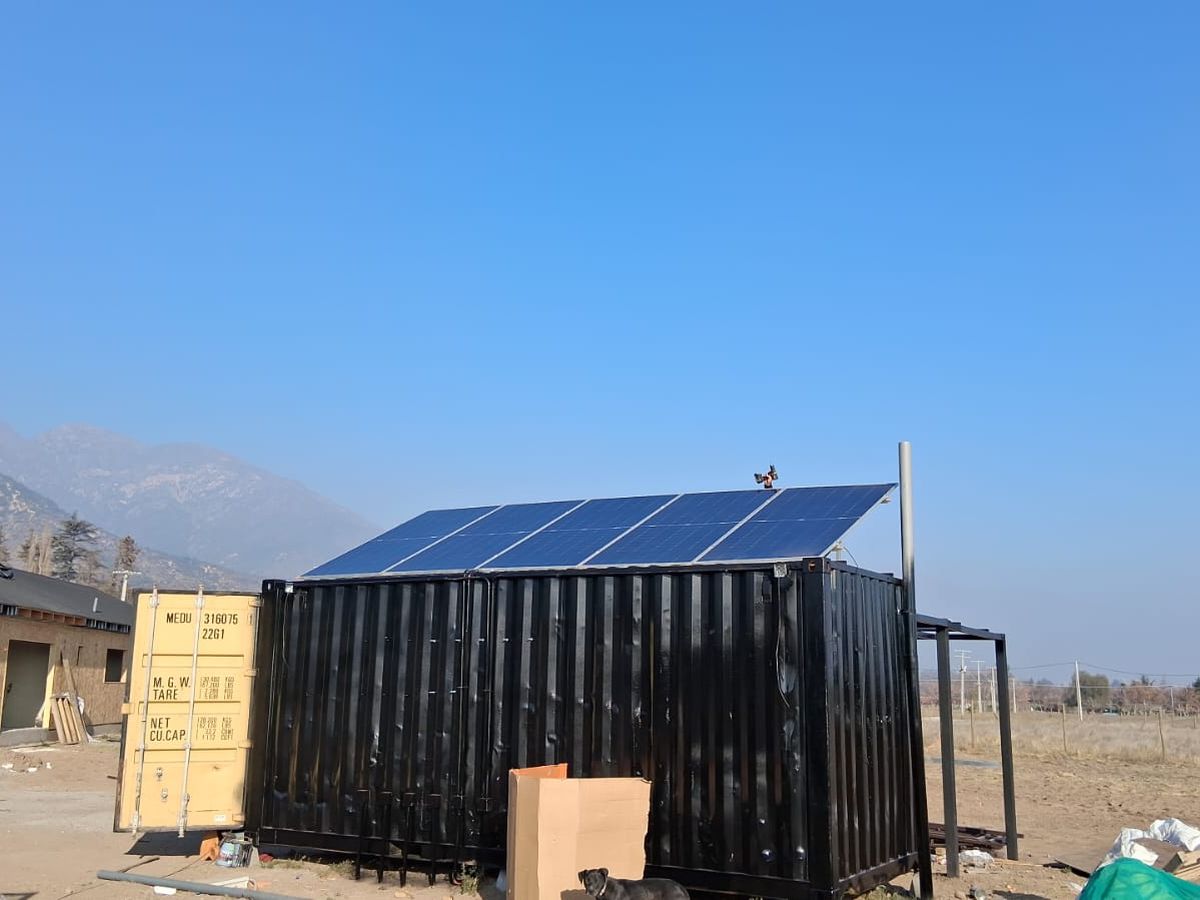 Contenedor con sistema solar en parcela de Pirque