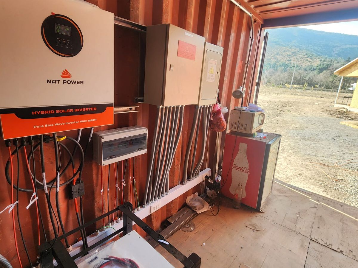 Inversor híbrido NatPower instalado dentro de contenedor