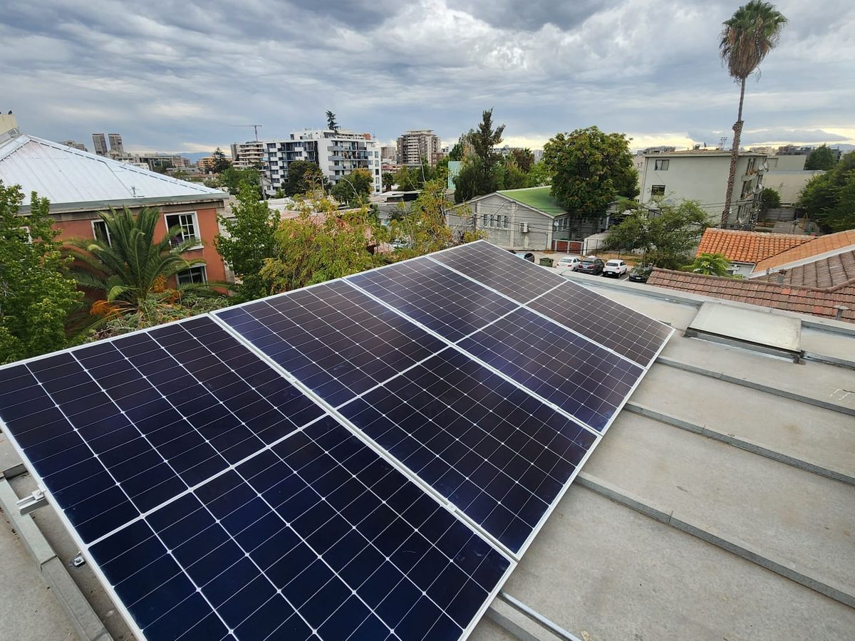 Paneles solares sobre estructura en azotea