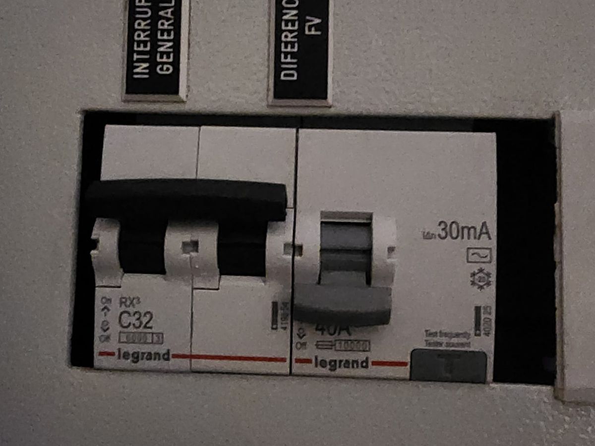 Interruptor general y diferencial del sistema fotovoltaico