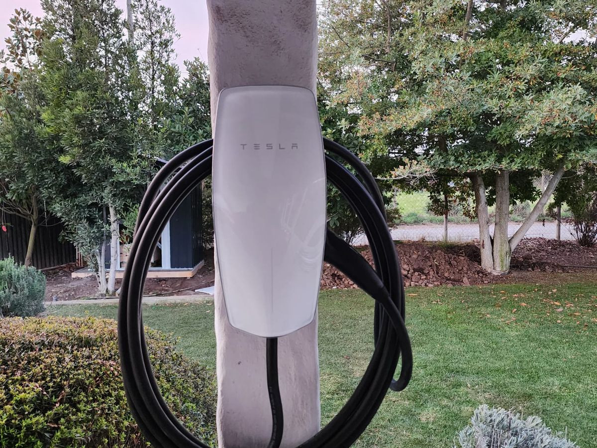 Cargador Tesla para auto eléctrico instalado en parcela de Talagante