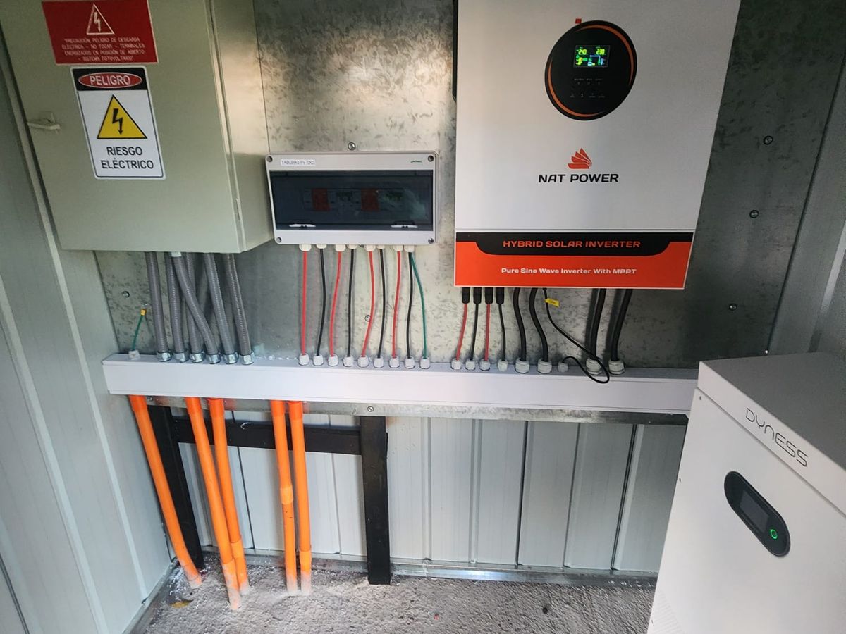 Caseta de equipos con inversor NatPower y batería Dyness en Talagante