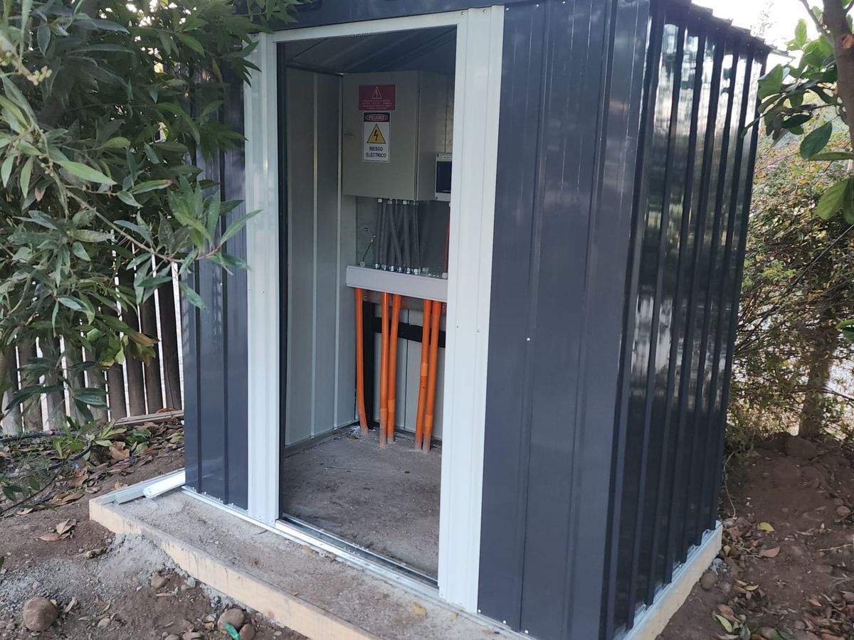 Caseta metálica para equipos del sistema solar