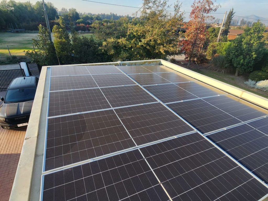 Paneles solares LONGi sobre techo de estacionamiento en Talagante
