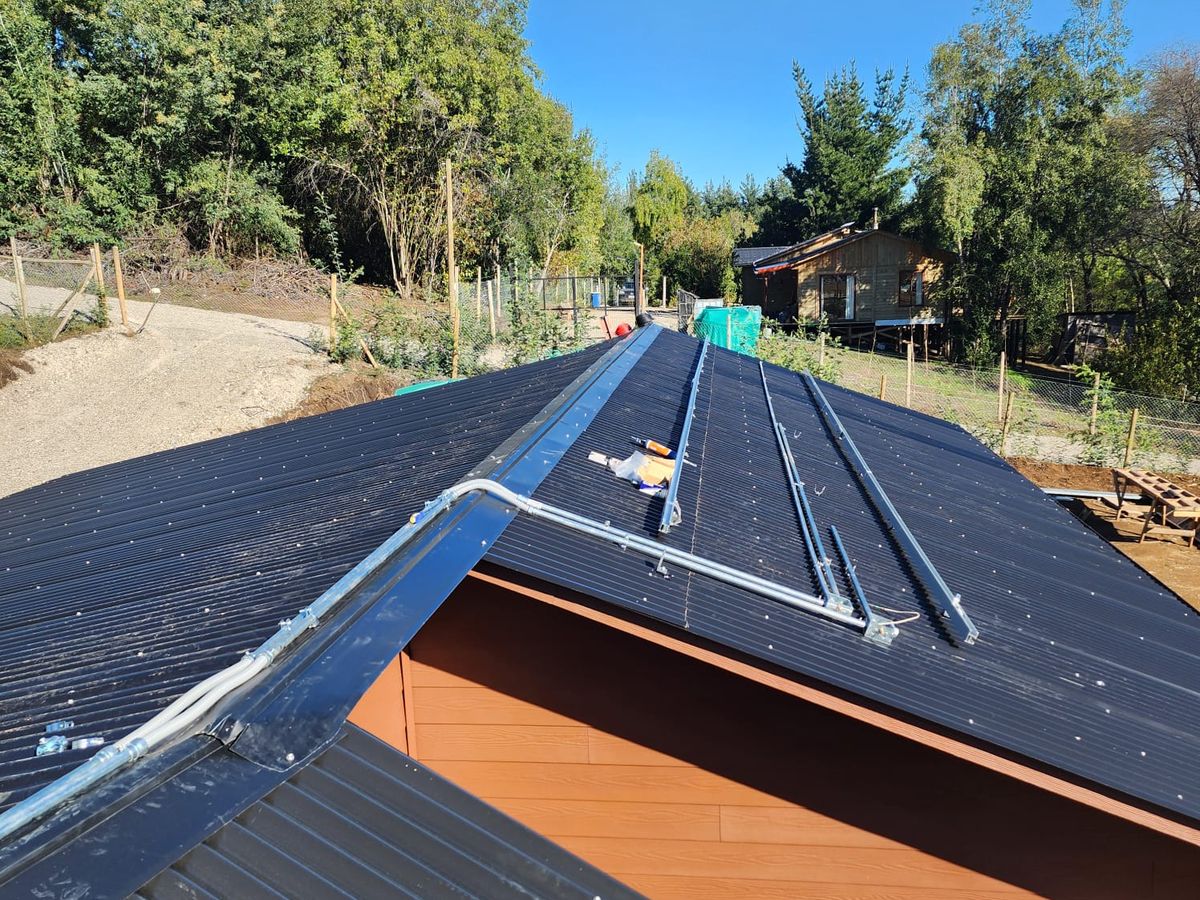 Canalización sobre techumbre para sistema off-grid