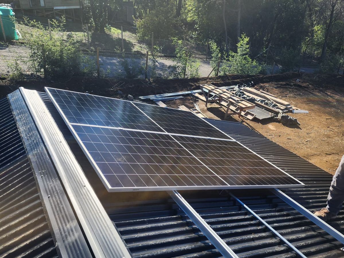 Montaje de paneles solares en techumbre metálica