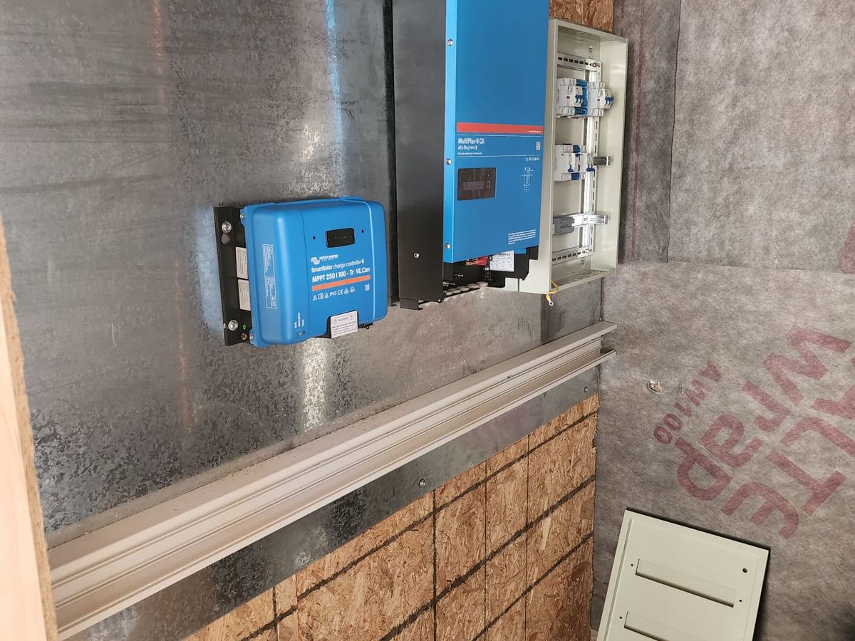 Sala técnica con inversor Victron MultiPlus-II y regulador SmartSolar
