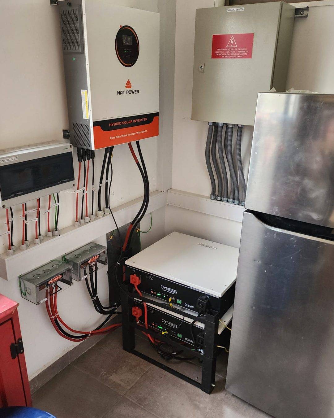 On-Grid, Off-Grid e Híbrido: ¿Cuál sistema solar necesitas? Sala de equipos con inversor híbrido NatPower y baterías Dyness