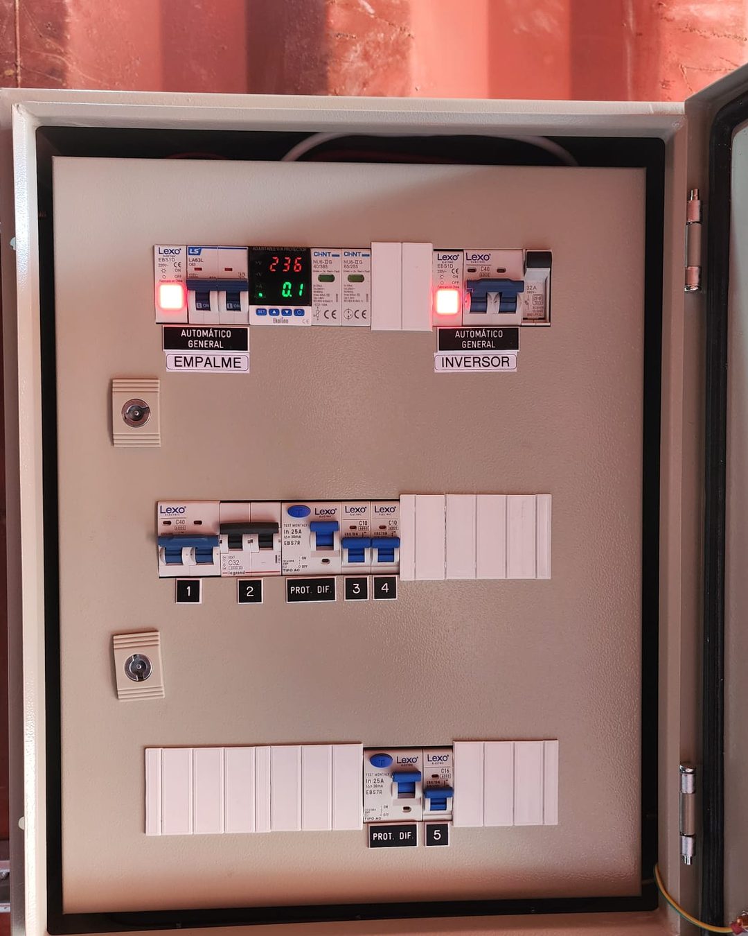 Respaldo con baterías para parcelas: cómo funciona un sistema solar híbrido Tablero de protecciones para sistema solar con baterías